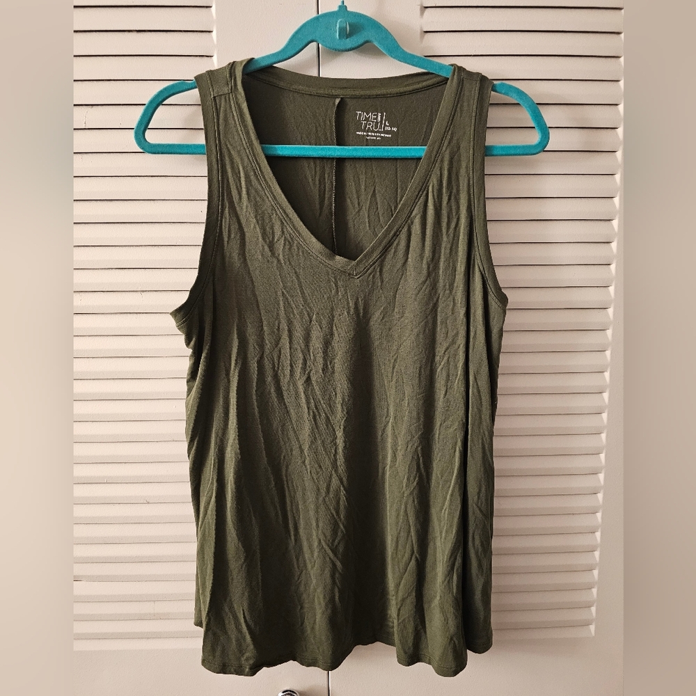 Time and Tru Olive Olive Green V-Neck Tank Top - Size Large